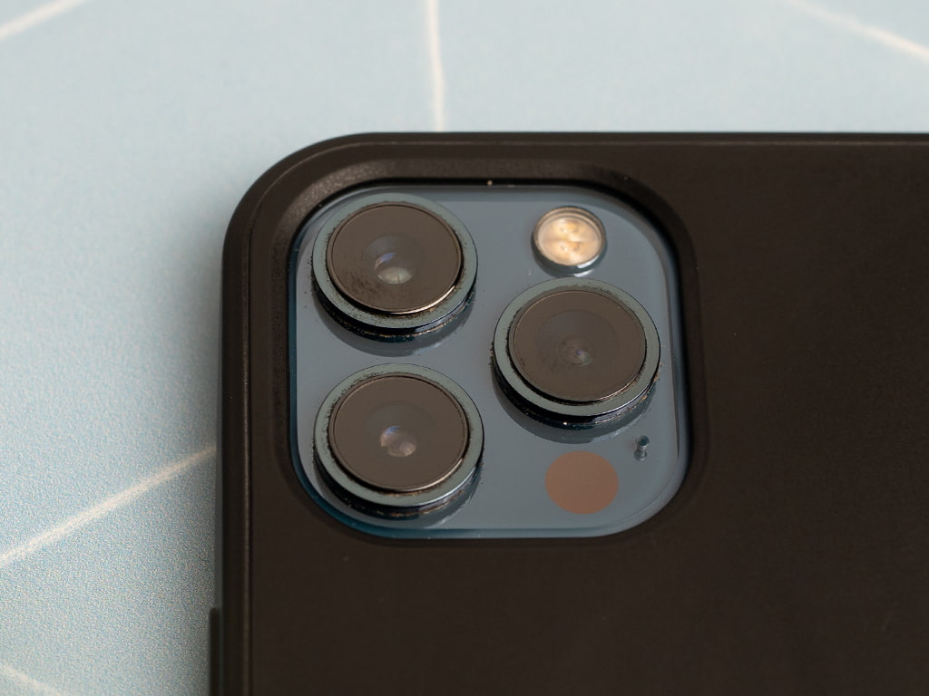 Silikonový kryt na iPhone 12 a iPhone 12 Pro s podporou MagSafe - Černý 3